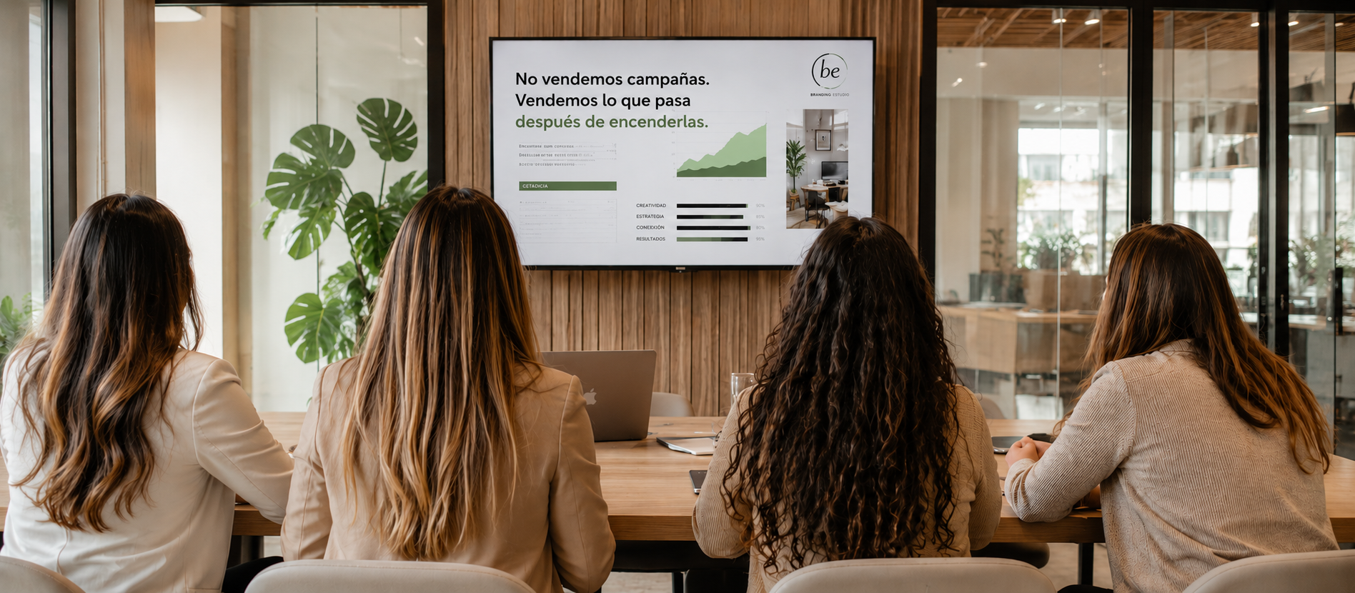 El equipo de Muchavista Digital trabajando en la estrategia de un cliente
